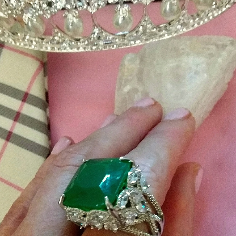 π±THE "QUEEN EMERALD" 38CT CUSHION RINGπ± - Picture 4 of 8